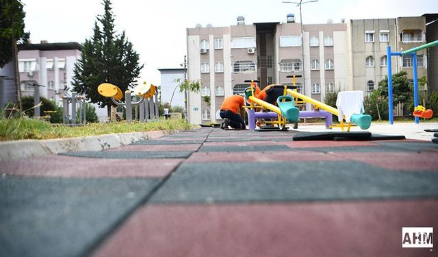 Çukurova'da Parkların Zemini Yeniliyor: Başkan Kozay'dan "Çocuk" Hassasiyeti!