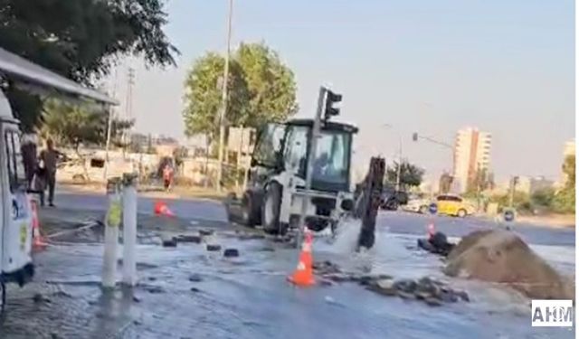 Adana'da Su Borusu Patladı: Yollar Göle Döndü