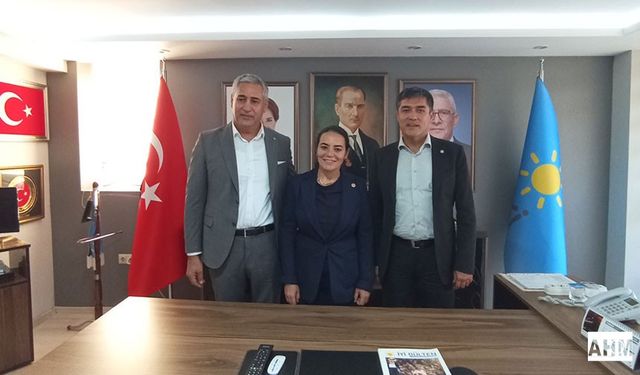 İYİ Parti'nin Önde Gelen İsimleri Adana'da Vatandaşlarla Buluştu