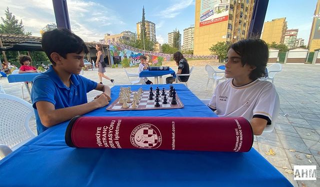 Sporu Sevdirmek İçin sokağa İndiler! Seyhan'ın Sokaklarında "Satranç Var!"