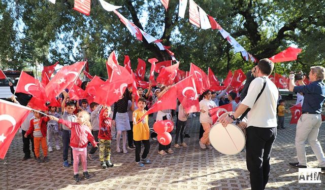 680 Yıllık Tarihi Ağacın Altında Cumhuriyet Coşkusu