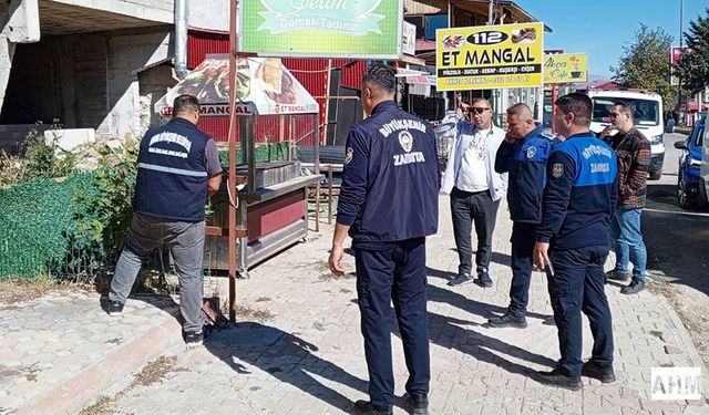 Pozantı'da Tabela Kaldırma Çalışmasını Büyükşehir Zabıtası Yapıyor