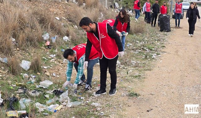 CHP Sarıçam Gençlik Kolları’ndan Örnek Davranış: Çevreyi Temizlediler