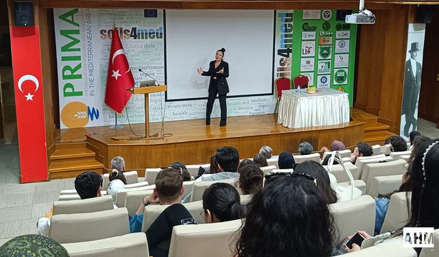 Fotoğraf Sanatçısı Dilek Yurdakul Çukurova Üniversitesindeydi