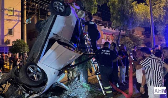Adana’da Korkutan Kaza! Otomobil Refüjde Asılı Kaldı!