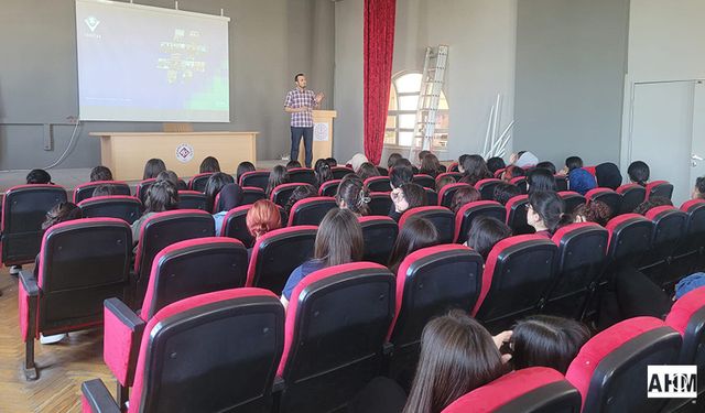 TÜBİTAK Bilim Söyleşileri kapsamında Ceyhan’da Afet Farkındalığı Anlatıldı