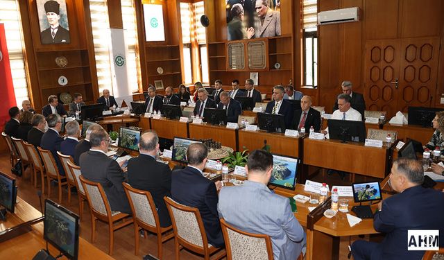 ÇÜ Ev Sahipliğinde Farklı Bölgelerden Üniversite Hastanelerinin Yöneticileri Bir Araya Geldi
