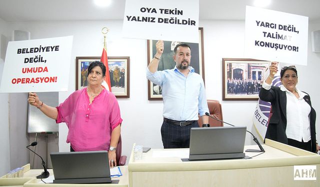 Seyhan Meclisi'nde Pankartlı Tepki: CHP'li Üyelerden Oya Tekin ve Kadir Aydar'a Destek