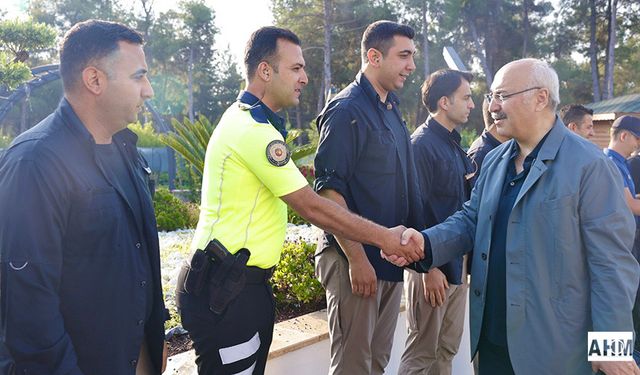Vali Köşger, Valilik Konutu Personeliyle Bayramlaştı