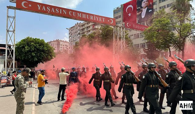 Adana’da 30 Ağustos Zafer Bayramı Kutlamaları Sıcak Havanın Gölgesinde Geçti