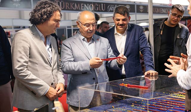 Adana Valisi Yavuz Selim Köşger, Tesbih ve Doğal Taşlar Fuarı’nı Ziyaret Etti