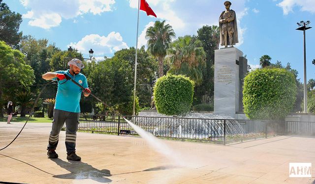 Adana Büyükşehir Belediyesi’nden Atatürk Parkı’nda Temizlik Çalışması