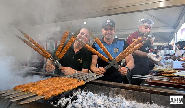 Adana Emniyet Müdürlüğü, Lezzet Festivali’nde Vatandaşlarla Buluştu