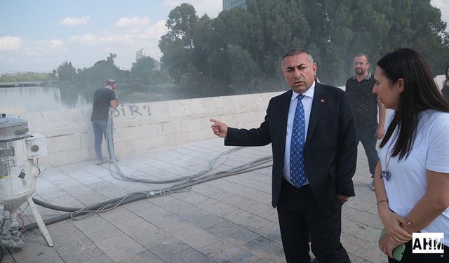 Tarihi Taşköprü’de Sprey Boya Temizliği