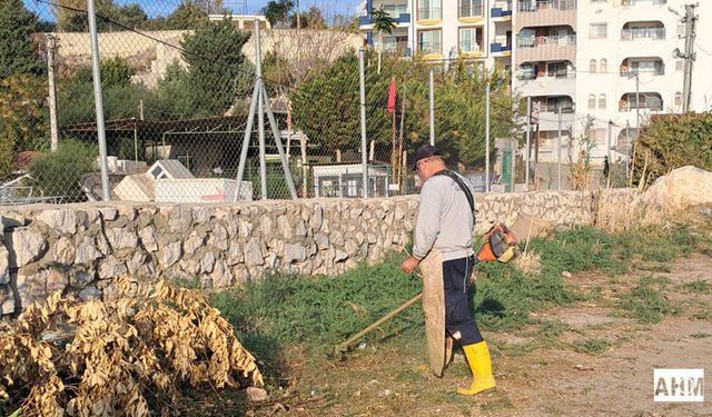 Karataş Belediyesi Park ve Bahçeler Ekipleri İlçe Genelinde Çalışmalarını Sürdürüyor