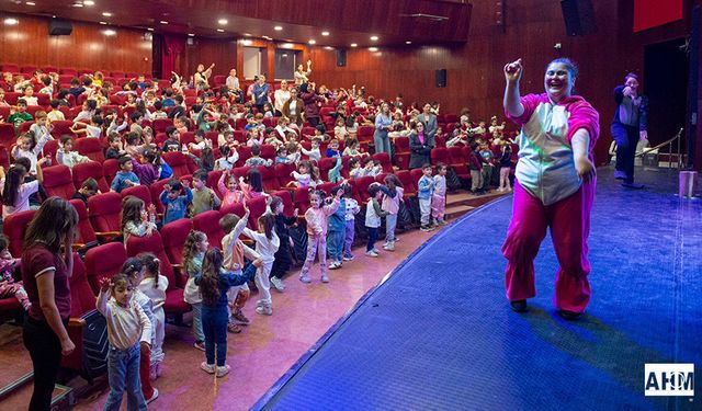 Seyhan Belediyesi’nden Miniklere Tiyatro Keyfi: “Sevimli Tavşanlar” Sahnelendi