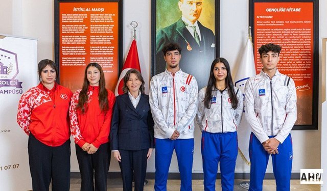 Filiz Kepme, İstanbul Lider Koleji'nin Altın Madalyalı Sporcularını Kutladı