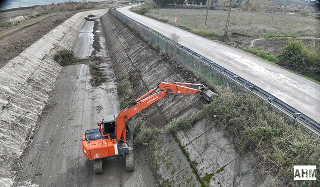 Adana'da Sulama Kanalları Temizlenmeye Devam Ediyor
