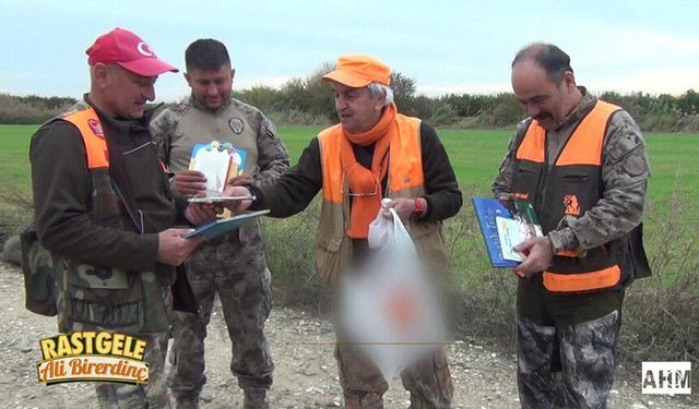 Ava, Kucak Dolusu Kitapla Gidiyor