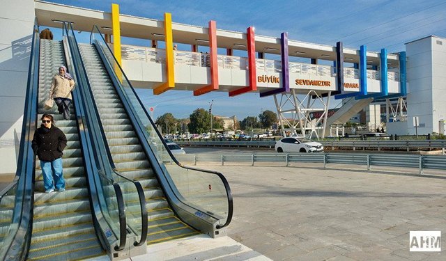 Adana’da Bir İlk: Modern Yaya Üst Geçidi Hizmete Açıldı