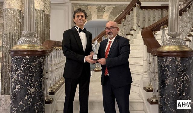 Akif Manaf’a Bir Barış Ödülü Daha: Dünyaca Ünlü Yazar Egeyön Barış Ödülünü Aldı