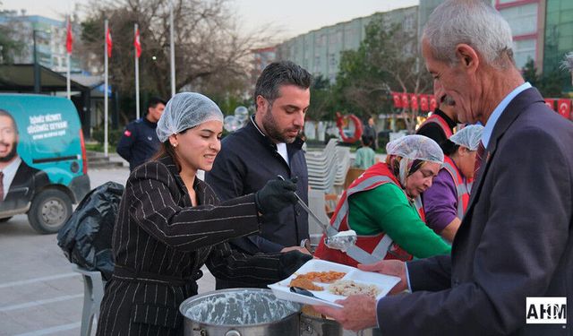 Ceyhan Belediyesi Cumhuriyet Meydanı’nda Binlerce Vatandaşı İftarda Buluşturdu