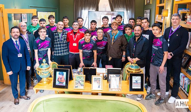 Dr. Gökhan Gündoğdu Şampiyonları Kabul Etti