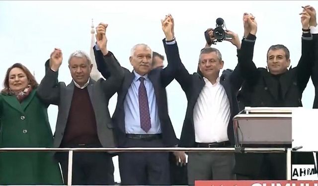 Özgür Özel’den Adana çıkarması: Tahliye edilen Zeydan Karalar için “Büyük Kucaklaşma”