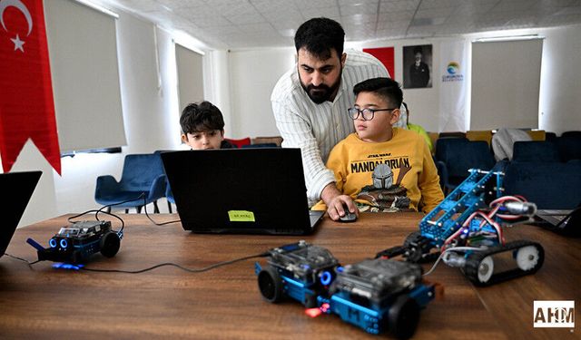 Çukurova'da Çocuklar ve Gençler Teknolojiyle Buluşuyor