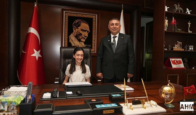 Küçük Yazar Zeynep Demir, Büyükşehirde Başkanlık Koltuğuna Oturdu