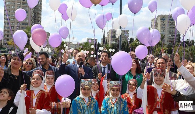 Kanser Farkındalığı İçin Mor Balon Uçurdular