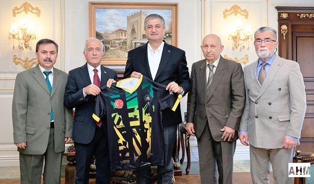 Vali Yavuz’dan 13. Uluslararası Veteranlar Masa Tenisi Turnuvası’na Destek