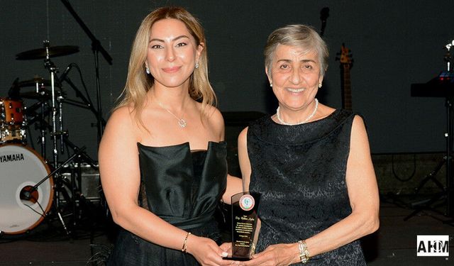 30 ve 50 Yıllık Duayen Eczacılara Plaket