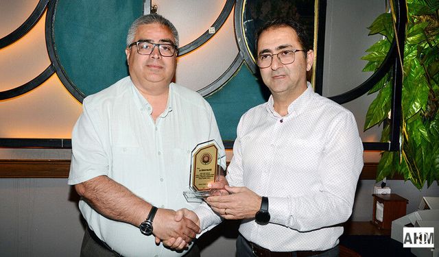 Adana Tabip Odası Yeni Yönetimi Önceki Yönetime Plaket Verdi