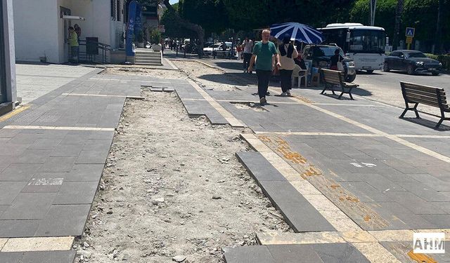 Atatürk Caddesi’nde Kaldırım Tepkisi: Bir Haftadır Yapılmayı Bekliyor