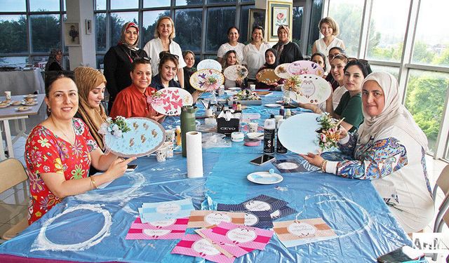 Adana'da Anne Adayları ve Ebeler Sanat Atölyesinde Buluştu