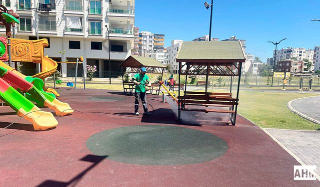 Ceyhan Belediyesi'nden Meydan ve Parklarda Kapsamlı Temizlik Çalışması