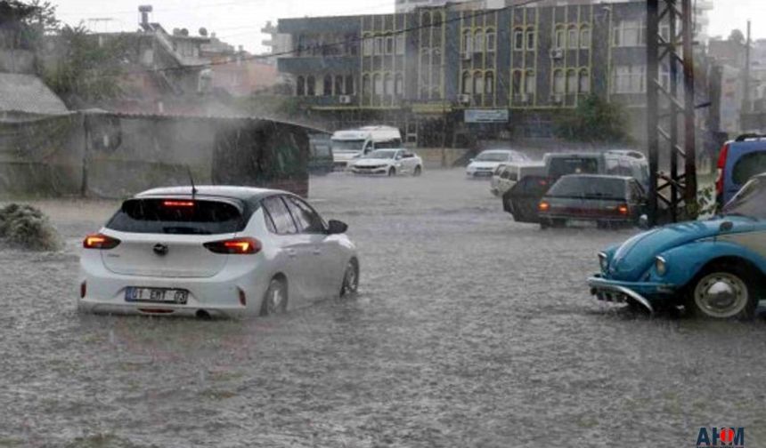Adana'da Etkili Yağış Su Baskınlarına Neden Oldu