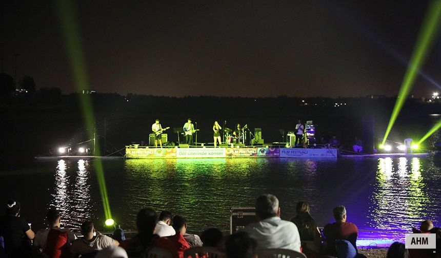 Seyhan Gölünde Altın Koza Film Festivali'nde Rock Konseri