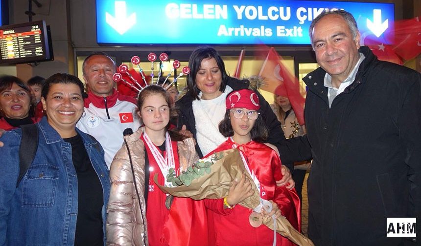 Down sendromlu Adanalı Nilsu ve Selin Naz, Dünya Şampiyonu Oldu