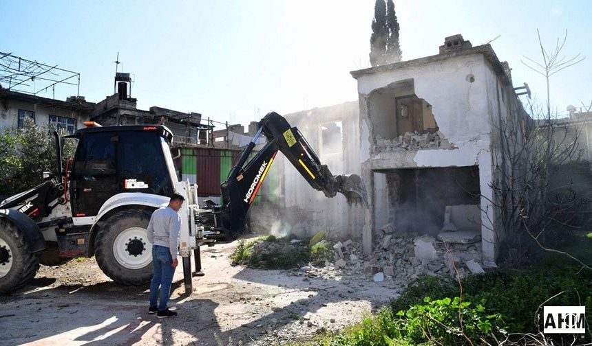 Osmaniye'de Metruk Binalar Yıkılıyor