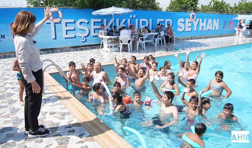 Seyhan'da Çocuklar Hem Yüzüyor Hem De Eğleniyor