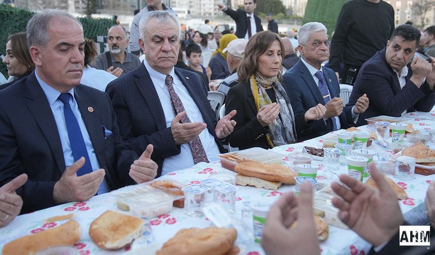Seyhan Belediyesi, Seyhanlıları İftar Sofrasında Buluşturdu