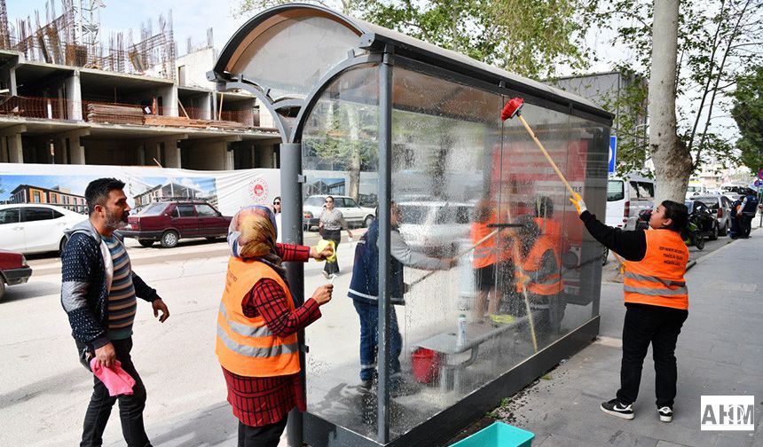 Osmaniye'de Otobüs Duraklarında Genel Temizlik Çalışması