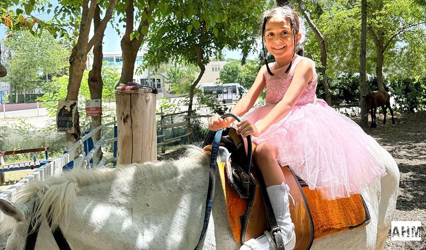 Umay Ekin’e "At Binmeli" Doğum Günü Kutlaması!