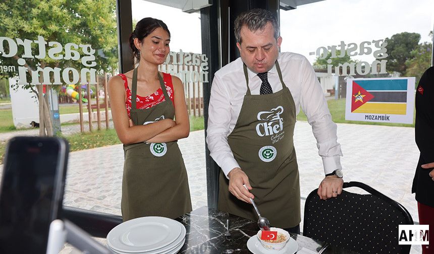 ÇÜ'de “Dünyaları Yiyoruz” Etkinliği Farklı Kültürleri Tek Mutfakta Buluşturdu