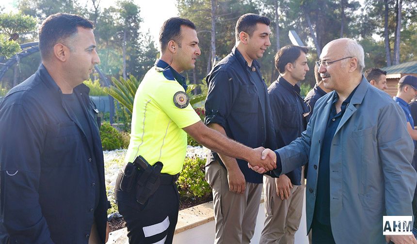 Vali Köşger, Valilik Konutu Personeliyle Bayramlaştı