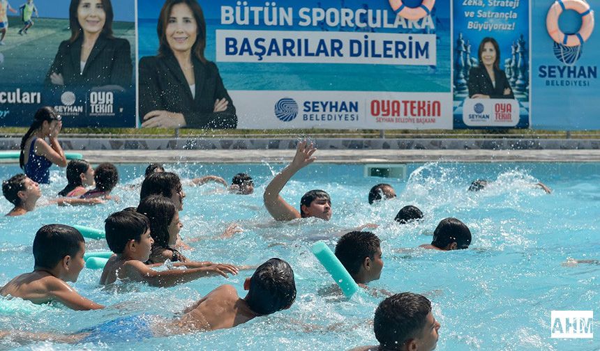 Seyhan'da Çocuklar Hem Serinliyor Hem De Yüzme Öğreniyor