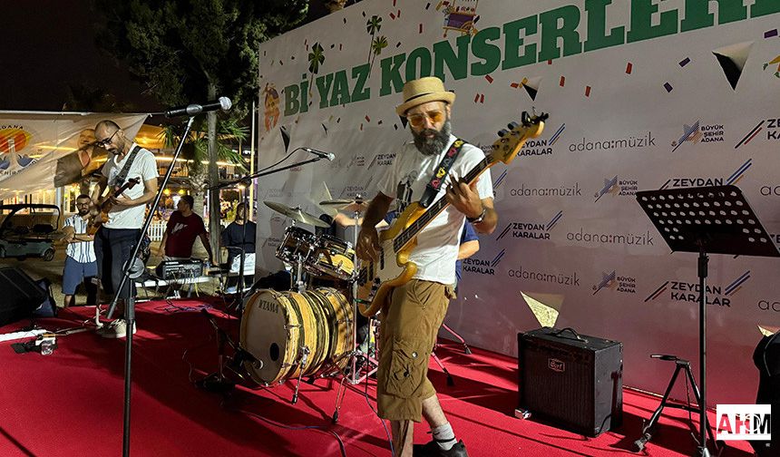 Karataş’ta “Bi’ Yaz Konseri” Coşkusu: Yerli ve Yabancı Konuklar Müzik Dolu Bir Gece Yaşadı