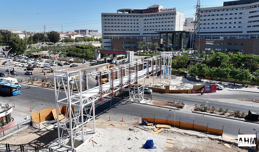 Adana Şehir Hastanesi Önüne Modern Yaya Üst Geçidi